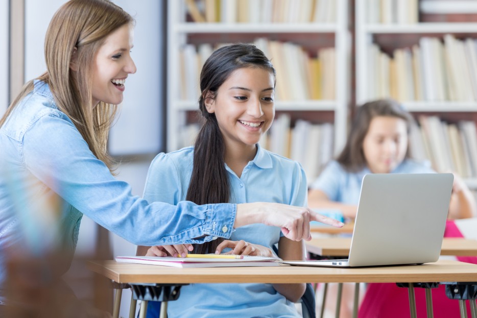 Entspannte Lernatmosphäre  zwischen Schüler*innen und Nachhilfelehrer*innen